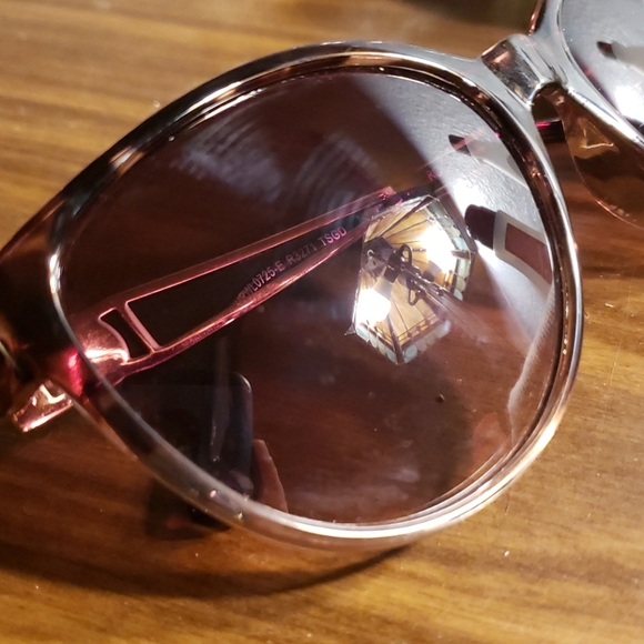 *SOLD*Chic Sunglasses - Picture 6 of 7